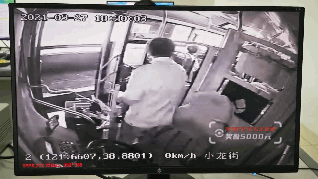 大雨中狂奔！年輕媽帶2孩「全身濕透追過站公車」　司機破例停車「加碼送上溫情」當地人：最愛搭他車
