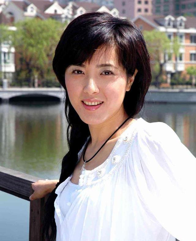 章子怡的同班同學！嫁國外百億首富「受皇室冊封」　丈夫為她「睡好覺」甘心做切除手術
