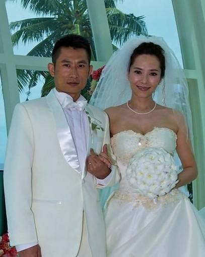 最美「港姐」2次棄入豪門！因認錯臉結緣「嫁窮小子」　自掏腰包給農村公婆買豪宅
