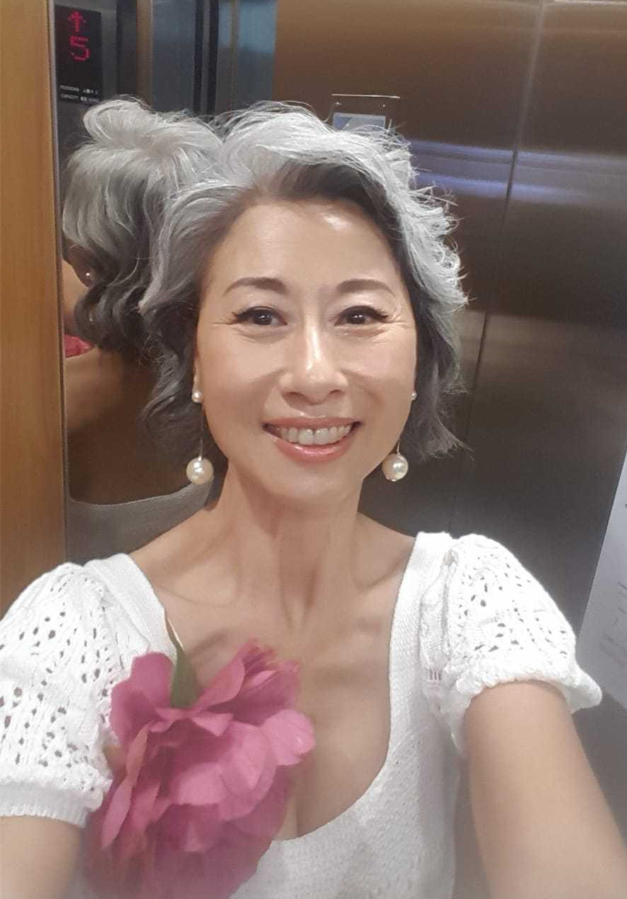 迎60歲生日！葉倩文首曬「滿頭白髮照」不再掩飾　接受自己「每條皺紋」喊話：請不要嫌棄