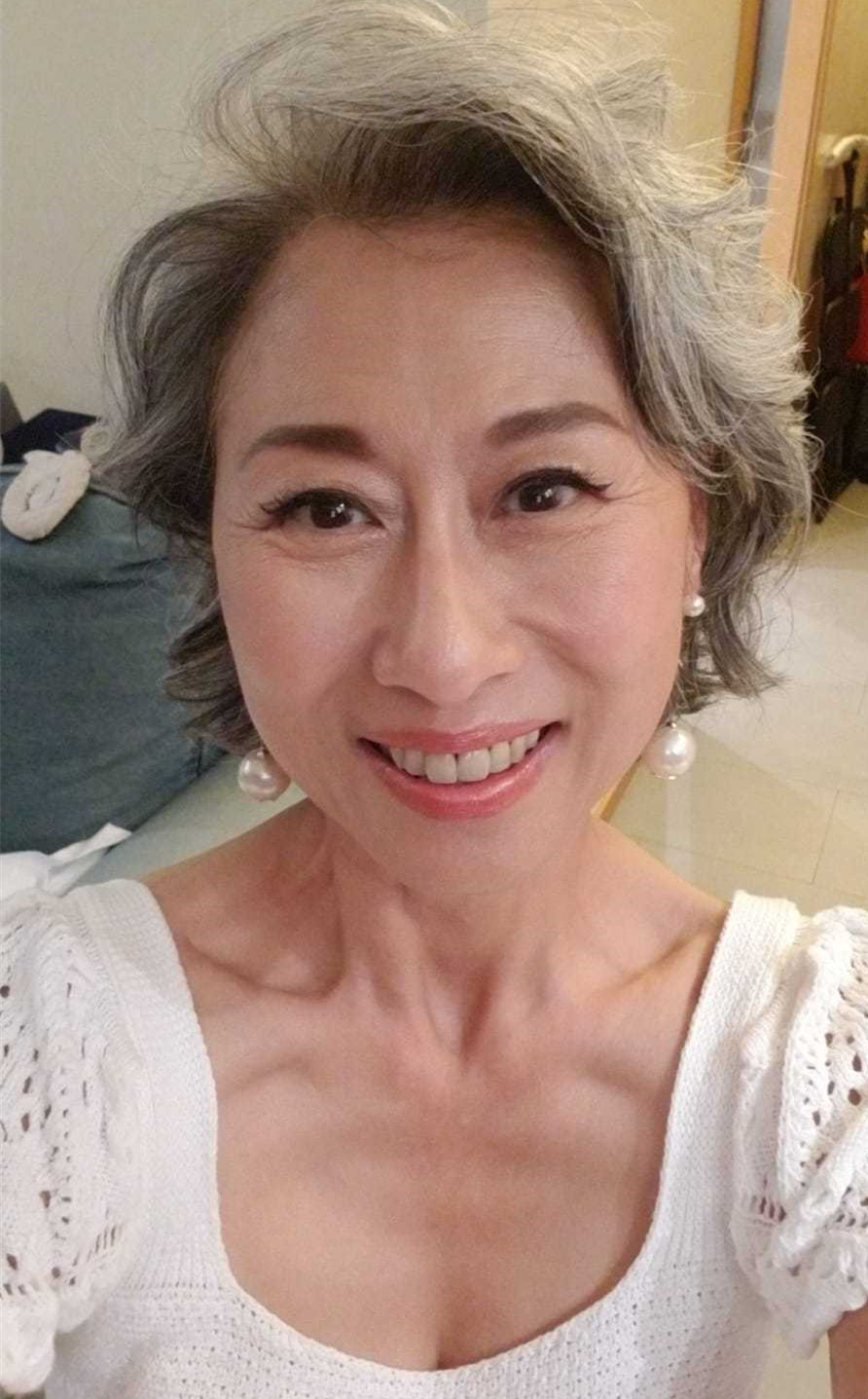 迎60歲生日！葉倩文首曬「滿頭白髮照」不再掩飾　接受自己「每條皺紋」喊話：請不要嫌棄