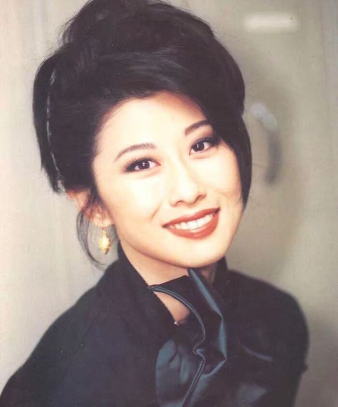 迎60歲生日！葉倩文首曬「滿頭白髮照」不再掩飾　接受自己「每條皺紋」喊話：請不要嫌棄