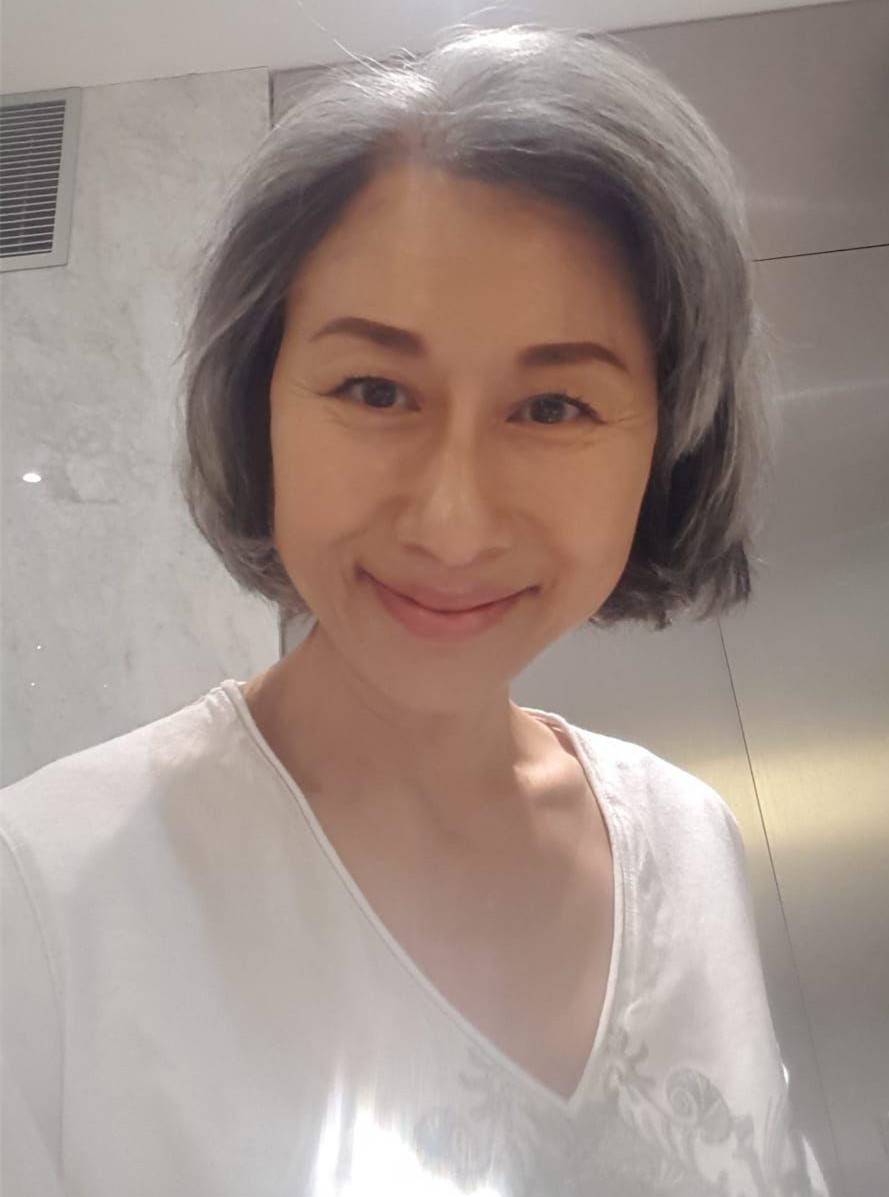 迎60歲生日！葉倩文首曬「滿頭白髮照」不再掩飾　接受自己「每條皺紋」喊話：請不要嫌棄
