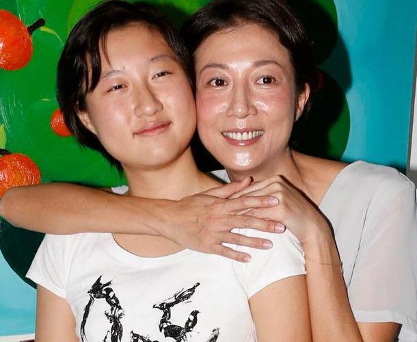 被嫌棄的一生！小龍女吳卓林「母拿她當上位籌碼」親父始終不認　遠赴加拿大「放下過去陰霾」與同性女友生活