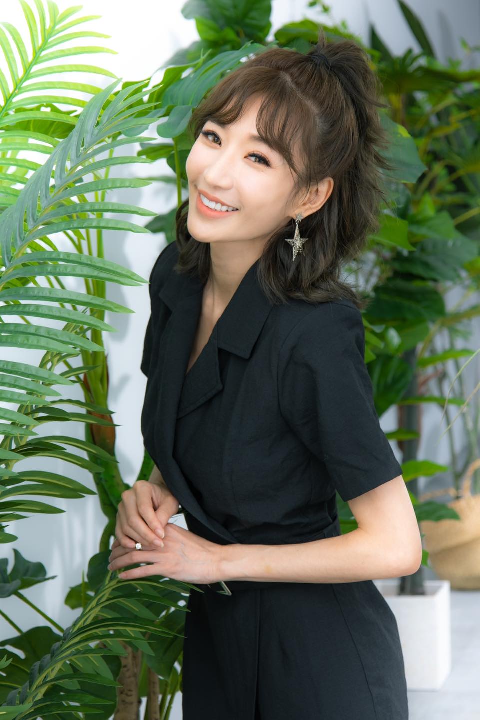 急當媽不拍戲！羅巧倫「睽違3年華麗回歸」坦言剛動刀完　謝劇組「私下暖心伺候」：醫生有交代要多躺