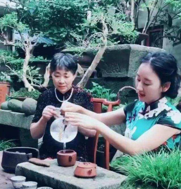 比李子柒還能幹！她離婚後「帶女兒回村種田」　開耕耘機爆紅「從負債幾十萬到身價千萬」