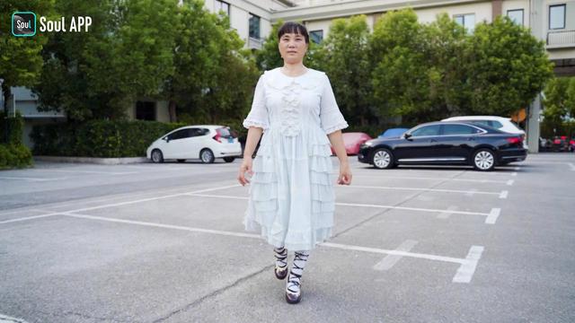 只想取悅自己！55歲阿姨「堅持穿少女裝逛街買菜」不畏旁人眼光　「幫2千位身障人士改鞋」：人人都有愛美權利