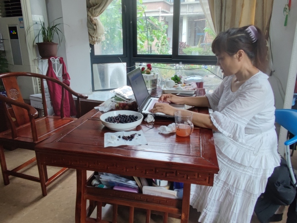 只想取悅自己！55歲阿姨「堅持穿少女裝逛街買菜」不畏旁人眼光　「幫2千位身障人士改鞋」：人人都有愛美權利
