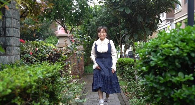 只想取悅自己！55歲阿姨「堅持穿少女裝逛街買菜」不畏旁人眼光　「幫2千位身障人士改鞋」：人人都有愛美權利