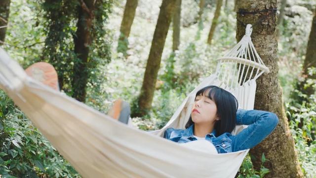 被壓得喘不過氣！27歲女孩「被騙光積蓄陷憂鬱」決定逃到鄉間　「租下60坪小院獨居」6年後重新活過來