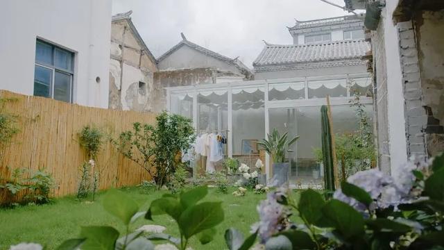 被壓得喘不過氣！27歲女孩「被騙光積蓄陷憂鬱」決定逃到鄉間　「租下60坪小院獨居」6年後重新活過來