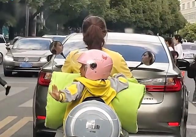 糊塗母誤鑽車流中「被車子前後夾擊」　後座女兒「出手神助攻」網讚：比媽媽懂得保護自己