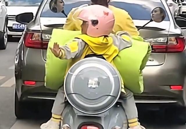 糊塗母誤鑽車流中「被車子前後夾擊」　後座女兒「出手神助攻」網讚：比媽媽懂得保護自己