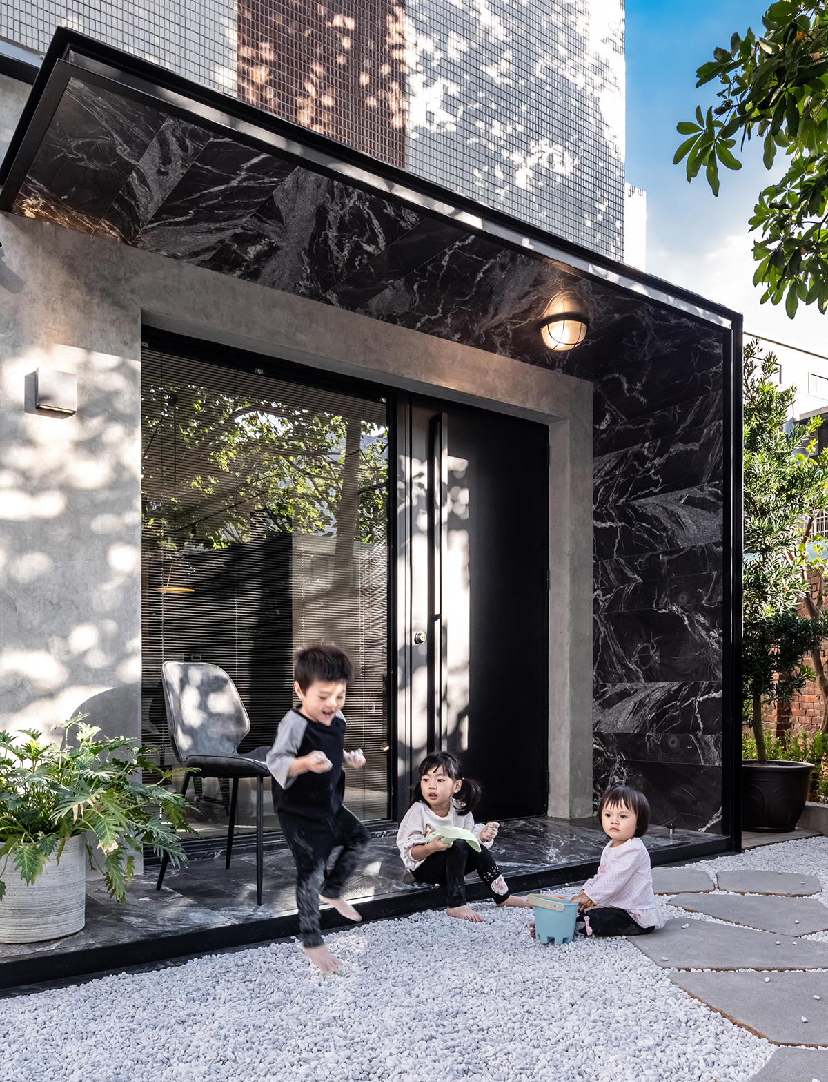 脫胎換骨！桃園40年老公寓「翻新成溫馨別墅」　兼具工作和住家「一走進門」根本孩子天堂