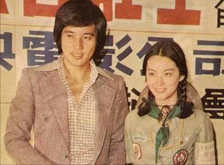 名門千金！捨身嫁秦漢「陪做糟糠妻」　卻被林青霞奪夫「她立下毒誓報復」令對方感情無法善終