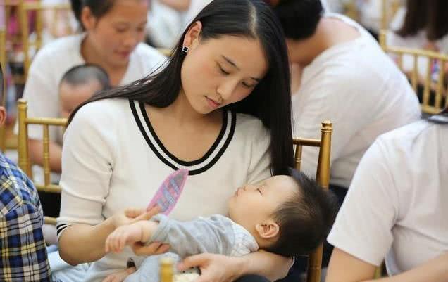 抓到媽媽騎車3貼帶娃！檢舉達人掙扎問：「我該檢舉嗎？」　寶爸6000字長文苦勸「網友全心有戚戚焉」