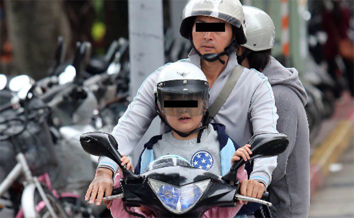 抓到媽媽騎車3貼帶娃！檢舉達人掙扎問：「我該檢舉嗎？」　寶爸6000字長文苦勸「網友全心有戚戚焉」