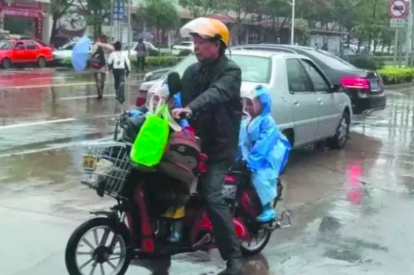抓到媽媽騎車3貼帶娃！檢舉達人掙扎問：「我該檢舉嗎？」　寶爸6000字長文苦勸「網友全心有戚戚焉」