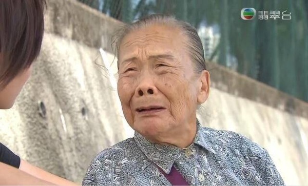 6年免費幫帶孫！善良婆婆「掏棺材本貼補家用」病後兒媳無聞問　某日驚見「兒子買金手鐲」心碎離開