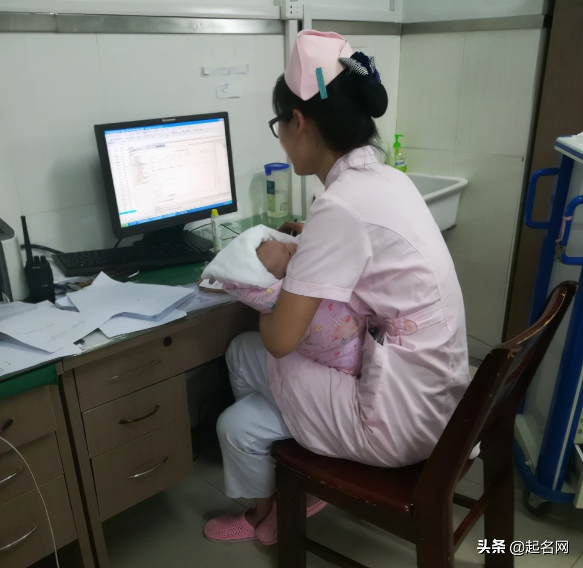 爸爸給兒子取名「錢懷」！護士耳背誤將「名字打錯」　妻子一聽大喜：不改了，順口又吉利