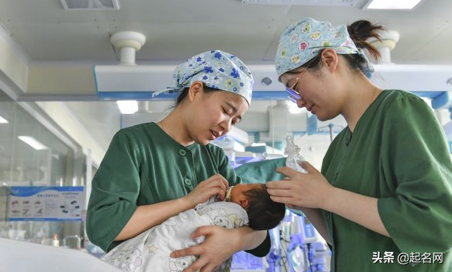 爸爸給兒子取名「錢懷」！護士耳背誤將「名字打錯」　妻子一聽大喜：不改了，順口又吉利