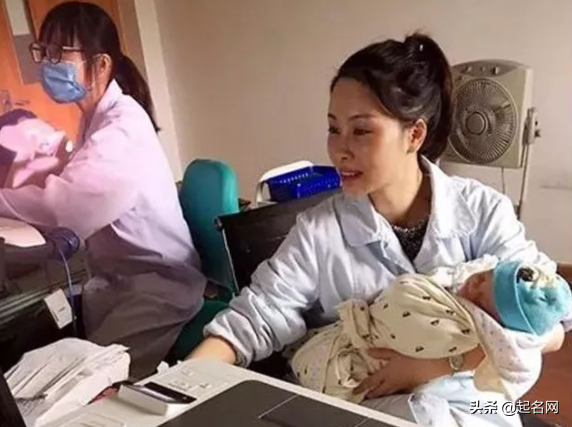 爸爸給兒子取名「錢懷」！護士耳背誤將「名字打錯」　妻子一聽大喜：不改了，順口又吉利