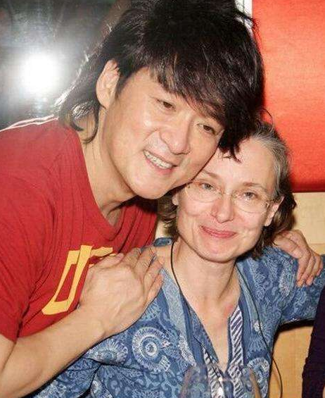被嘲笑夫妻像母子！周華健和美國妻「恩愛35年不離棄」　熬成歌王「淚謝糟糠妻」：妳是我的唯一