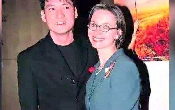 被嘲笑夫妻像母子！周華健和美國妻「恩愛35年不離棄」　熬成歌王「淚謝糟糠妻」：妳是我的唯一