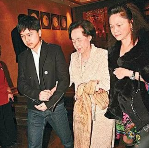 香港最會馴夫的女人！被百億富豪「獨寵70年」患病也不離不棄 　讓李嘉欣「都聞風喪膽」