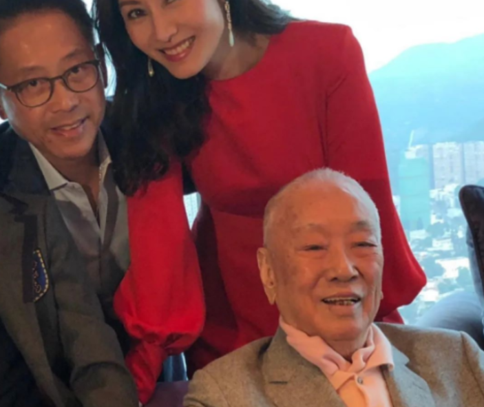 香港最會馴夫的女人！被百億富豪「獨寵70年」患病也不離不棄 　讓李嘉欣「都聞風喪膽」