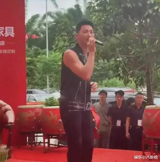 65歲男星「冷清現場開唱」坦言要拚生計　在地人起底「家世上億元」：唱好玩的啦