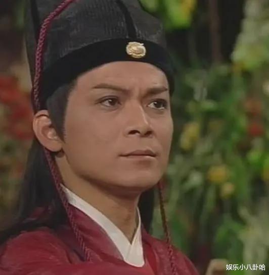 65歲男星「冷清現場開唱」坦言要拚生計　在地人起底「家世上億元」：唱好玩的啦
