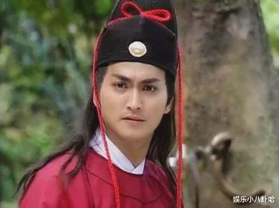 65歲男星「冷清現場開唱」坦言要拚生計　在地人起底「家世上億元」：唱好玩的啦