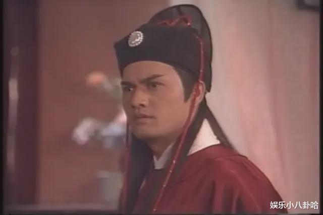 65歲男星「冷清現場開唱」坦言要拚生計　在地人起底「家世上億元」：唱好玩的啦