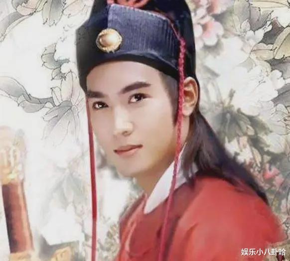 65歲男星「冷清現場開唱」坦言要拚生計　在地人起底「家世上億元」：唱好玩的啦