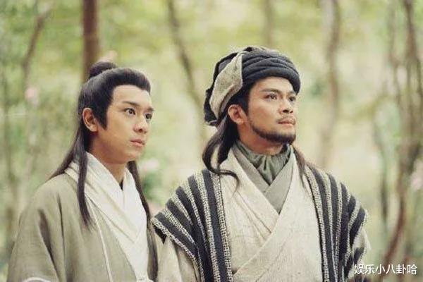 65歲男星「冷清現場開唱」坦言要拚生計　在地人起底「家世上億元」：唱好玩的啦