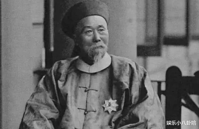 65歲男星「冷清現場開唱」坦言要拚生計　在地人起底「家世上億元」：唱好玩的啦