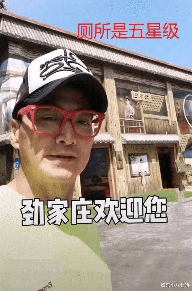 65歲男星「冷清現場開唱」坦言要拚生計　在地人起底「家世上億元」：唱好玩的啦