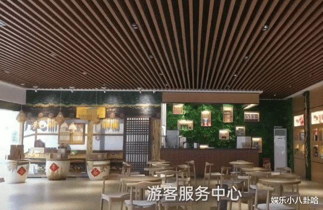 65歲男星「冷清現場開唱」坦言要拚生計　在地人起底「家世上億元」：唱好玩的啦