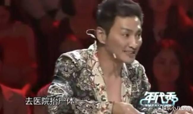 65歲男星「冷清現場開唱」坦言要拚生計　在地人起底「家世上億元」：唱好玩的啦