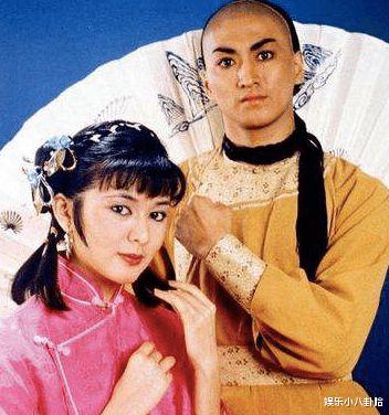 65歲男星「冷清現場開唱」坦言要拚生計　在地人起底「家世上億元」：唱好玩的啦