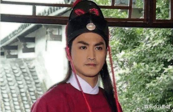 65歲男星「冷清現場開唱」坦言要拚生計　在地人起底「家世上億元」：唱好玩的啦