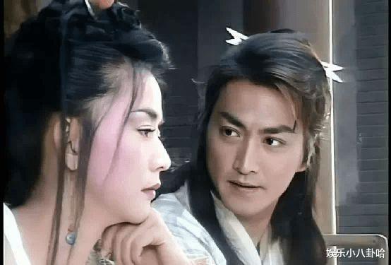 65歲男星「冷清現場開唱」坦言要拚生計　在地人起底「家世上億元」：唱好玩的啦