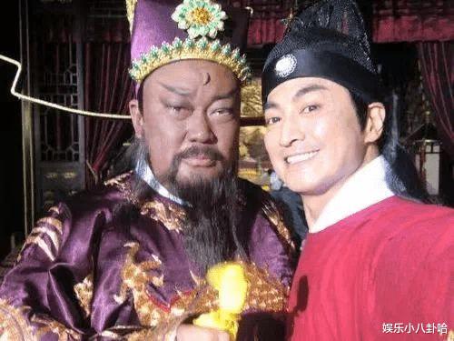 65歲男星「冷清現場開唱」坦言要拚生計　在地人起底「家世上億元」：唱好玩的啦
