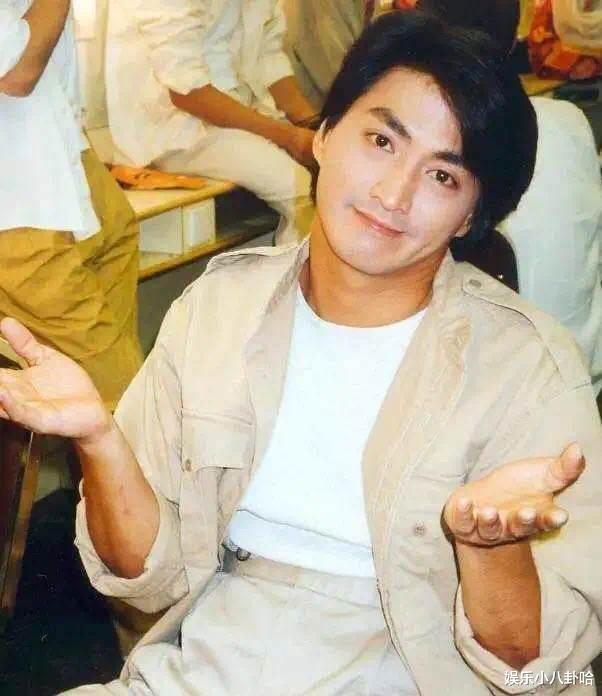 65歲男星「冷清現場開唱」坦言要拚生計　在地人起底「家世上億元」：唱好玩的啦