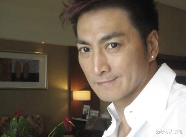65歲男星「冷清現場開唱」坦言要拚生計　在地人起底「家世上億元」：唱好玩的啦
