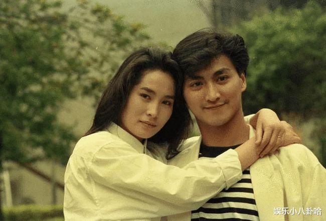 65歲男星「冷清現場開唱」坦言要拚生計　在地人起底「家世上億元」：唱好玩的啦