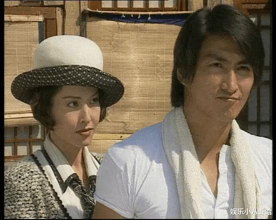 65歲男星「冷清現場開唱」坦言要拚生計　在地人起底「家世上億元」：唱好玩的啦
