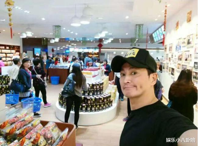 65歲男星「冷清現場開唱」坦言要拚生計　在地人起底「家世上億元」：唱好玩的啦