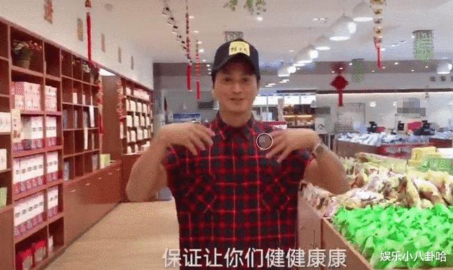 65歲男星「冷清現場開唱」坦言要拚生計　在地人起底「家世上億元」：唱好玩的啦
